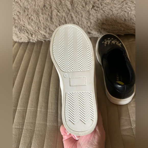 Kurt Geiger Kids Black Slip-On Shoes with Eye Design - Picture 4 of 7